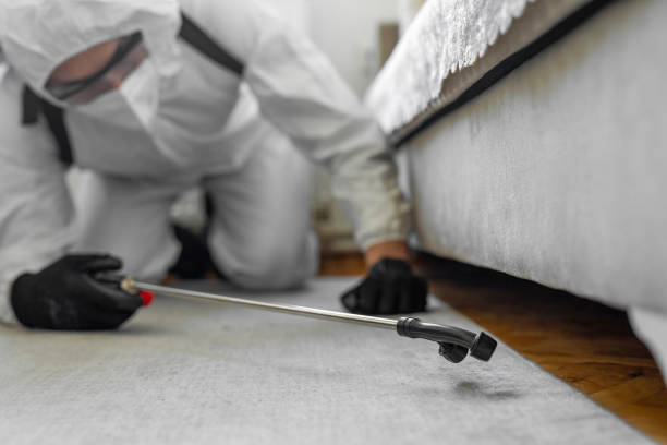 Professional Pest Control technician working in Bannockburn, IL
